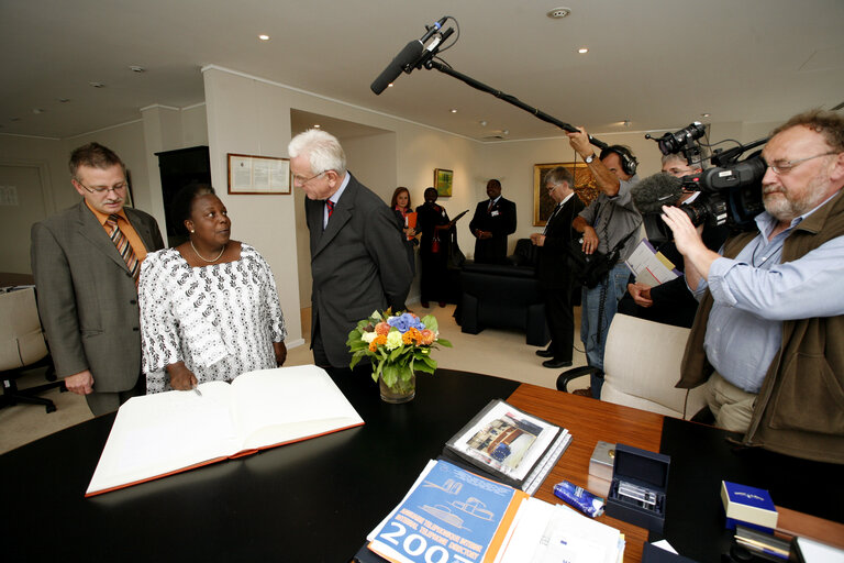 Fotografija 2: Hans Gert POETTERING - EP President meets with Gertrude MONGELLA, President of the Pan-African Parliament.