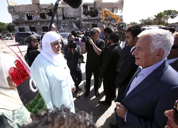 Fotografie 10: President of the European Parliament Jerzy Buzek visits the Bab Al-Aziziya, the former fortified compound of ousted Moamer Kadhafi, in Tripoli on October 30, 2011.