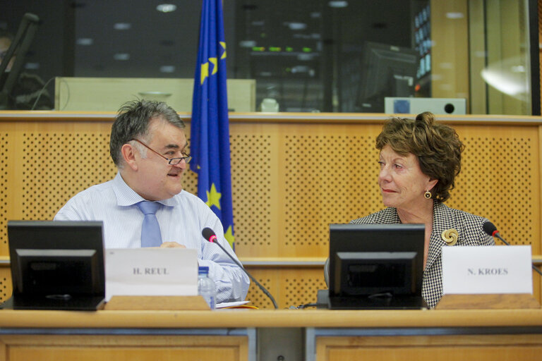 Foto 9: MEP meets European Commissioner for Digital Agenda