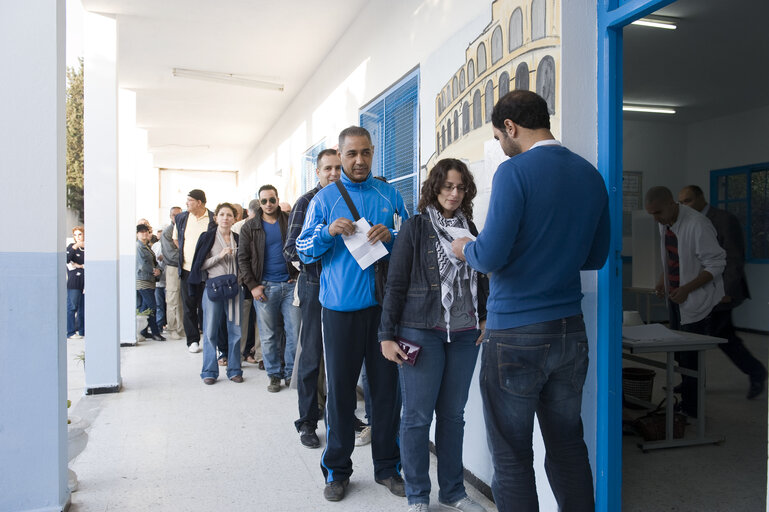 Zdjęcie 2: Day of election of the Tunisian Constituent Assembly in Tunis.