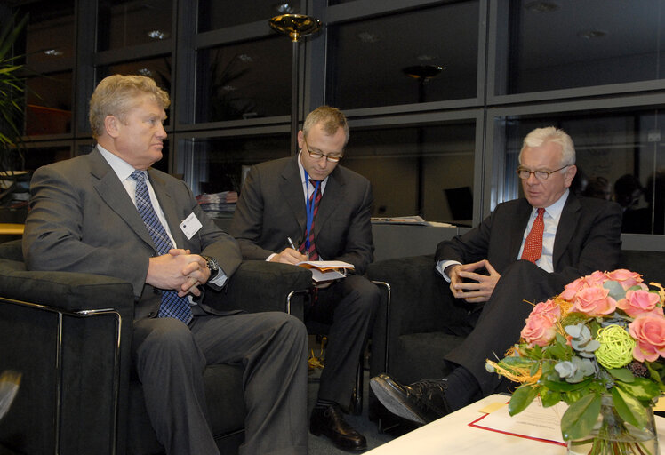 Billede 1: President Pöttering meets with Valery Yazev, President of the Russian Gas Society and Deputy Speaker of the State Duma