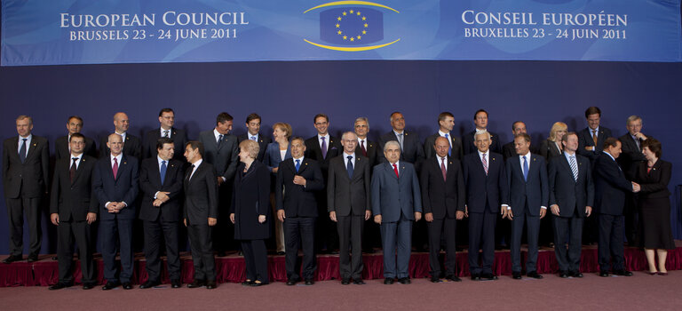 Valokuva 1: European council: Family picture