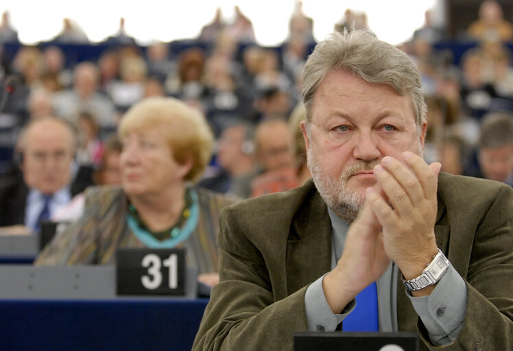 Foto 2: MEP Robert GOEBBELS in Plenary Session