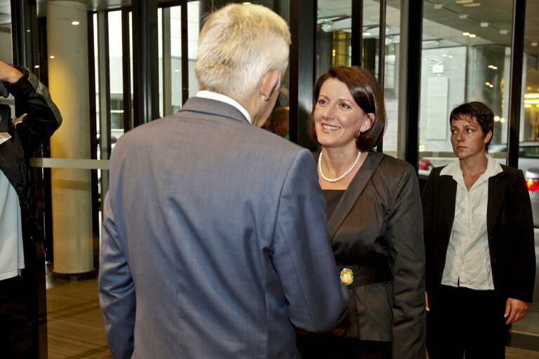 Zdjęcie 6: Jerzy BUZEK, EP President, welcomes President of Kosovo Atifete JAHJAGA