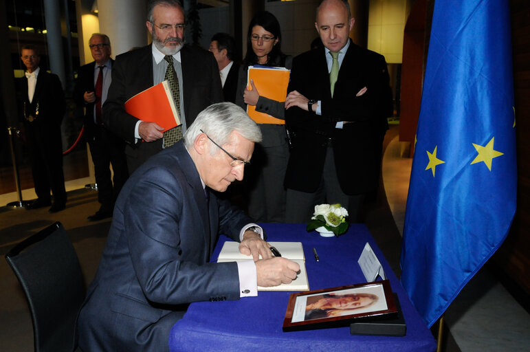 Fotografija 1: A condolence book has been opened in memory of Mrs Pilar Juárez Boal, member of staff of the European Commission and a former member of Staff of the European Parliament. Mrs Juarez Boal died tragically in the earth quake in Haiti.