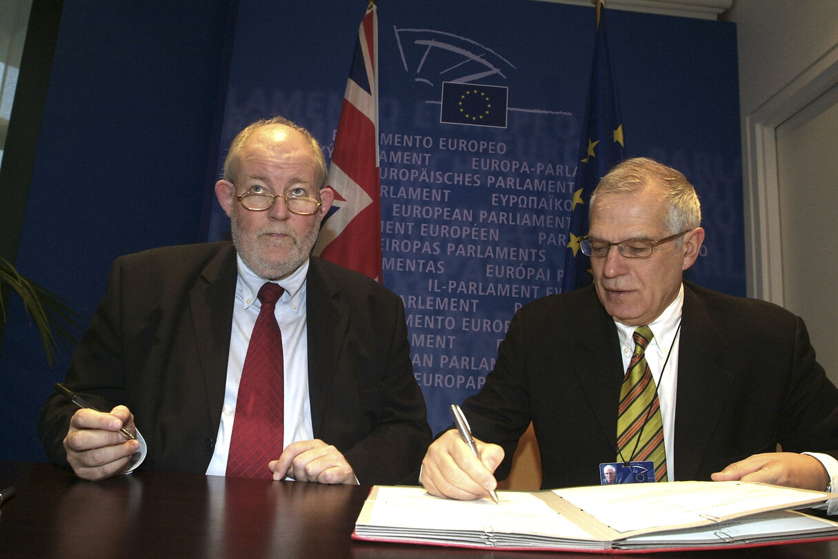 Signature LEX with the EP President and the UK State Secretary for the Interior.