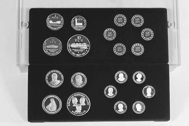 Fotografija 1: January 1986 - Various coins and worth of European Currency Unit