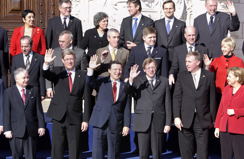 Снимка 1: Signature of the Lisbon Treaty - extract from the group photo