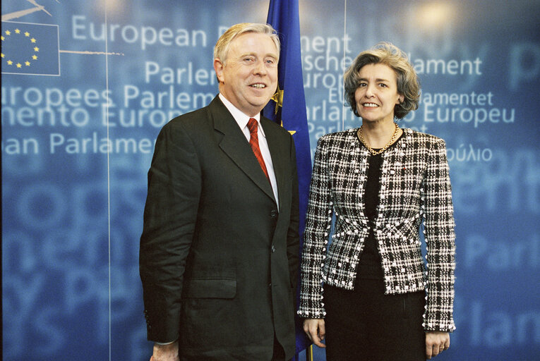 Foto 1: Pat COX EP President meets Claudie HAIGNERE, French Minister Delegate for Research and New Technologies in Strasbourg in April 2004.