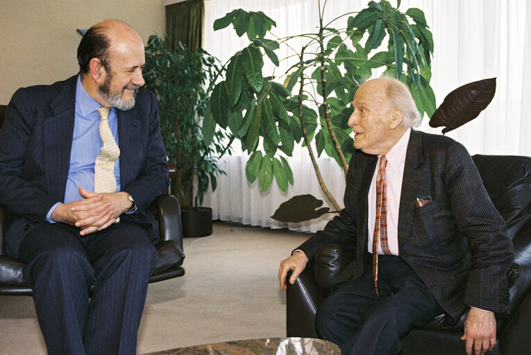 Fotografi 1: Visit of Lord Yehudi MENUHIN at the European Parliament in Strasbourg