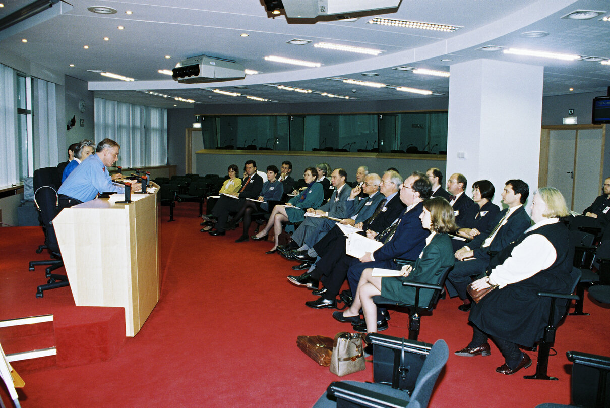 MEP Kenneth D. COLLINS meets with guests led by former MEP Baroness ELLES