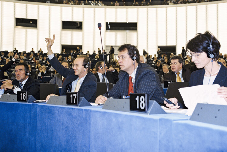 Fotogrāfija 26: MEPs Othmar KARAS, Ville ITALA and Marianne THYSSEN in Plenary Session at the European Parliament in Strasbourg