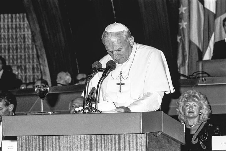 Suriet 18: Visit of Pope John Paul II to the EP in Strasbourg, October 11, 1988.