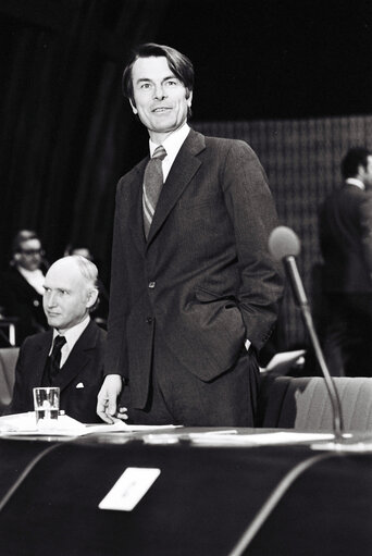 Fotografia 1: United Kingdom Secretary of State David OWEN succeeding to the Council Presidency after the death of the predecessor.