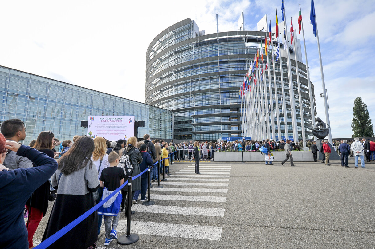 Open Day of the European institutions 2017 - Strasbourg -   Raise of the European Union flag by the Eurocorps