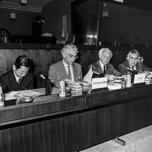 Valokuva 1: Meeting with US Delegation at the EP in Brussels in January 1985.