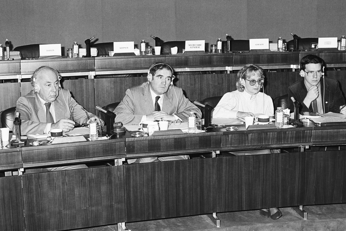 Irish MEP Gene FITZGERALD with guests in Strasbourg in November 1985