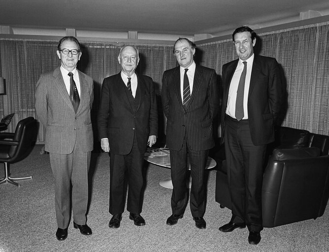 Fotografi 1: Lord HENRI PLUMB meets with guests in his office