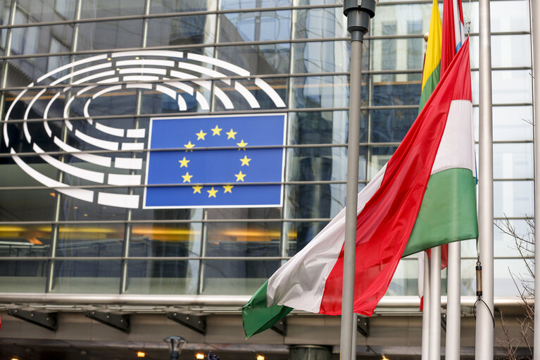 Fotografia 1: Hungarian flag at half-mast at the European Parliament in Brussels