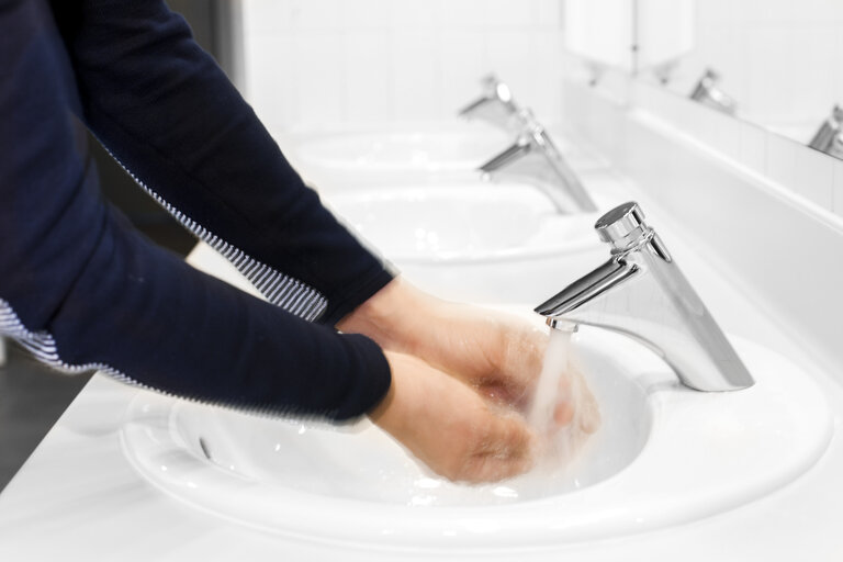 Foto 2: Hands being washed under water in a lavabo