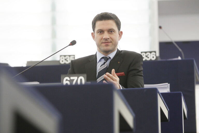 Foto 5: Petru Constantin LUHAN in the hemicycle in Strasbourg