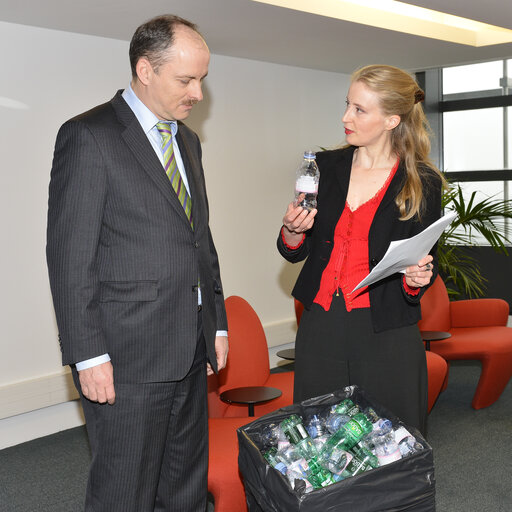 Fotografi 2: Handing over of a petition against the use of plastic bottles in the EP