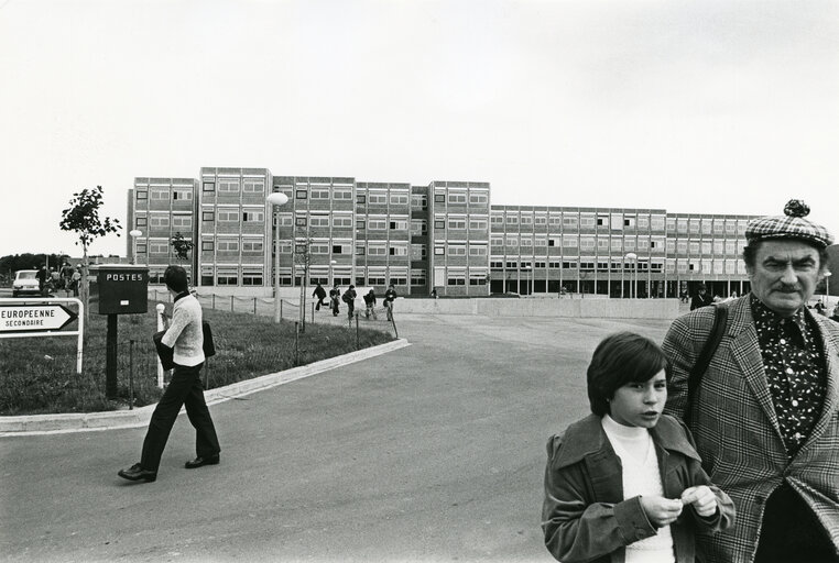 Fotografija 1: Children and their parents outside European school