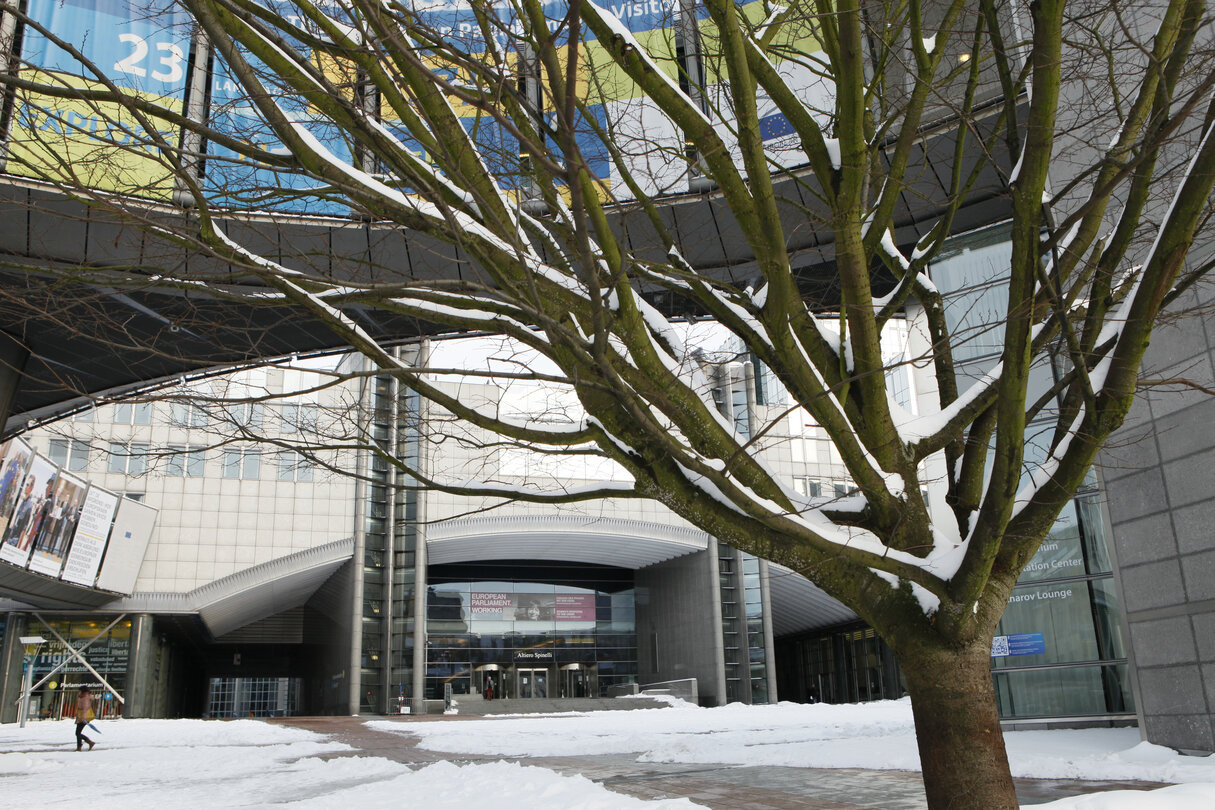 Winter hits Brussels, with freezing temperatures and snow covering the EP buildings