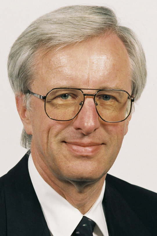 Portrait of Hartmut NASSAUER