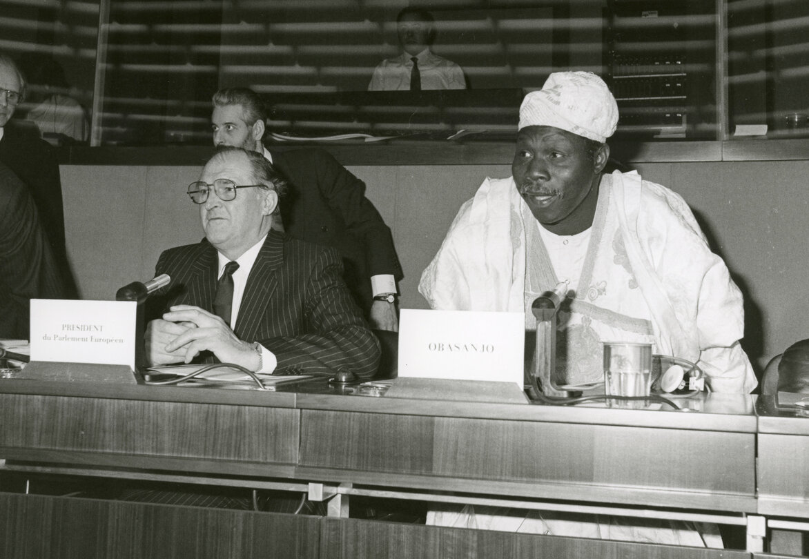 Sir Henry PLUMB - EPPresident and Nigerian General Olusegun OBASANJO on February 1987.