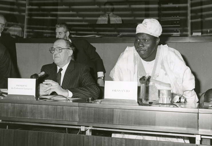 Foto 1: Sir Henry PLUMB - EPPresident and Nigerian General Olusegun OBASANJO on February 1987.