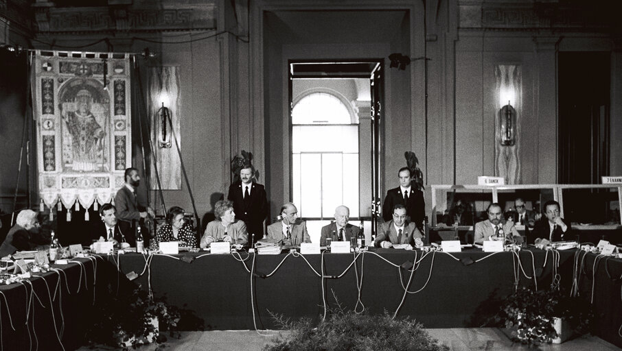 Fotografie 2: European Council Meeting in Milan, Italy in July 1985