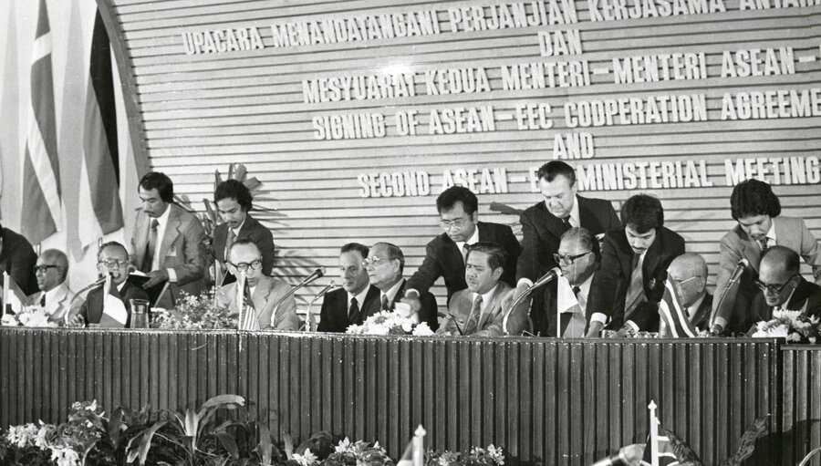 Sinnathamby RAJARATNAM, Singapore Deputy Prime Minister; Mochtar KUSUMAATMADJA, Indonesain Foreign Minister; Attilio RUFFINI, President of the EC Council of Ministers; Datuk Hussein ONN, Malaysian Prime Minister; Tengku Ahmad RITHAUDDEEN; Wilhem HAFERKAMP, European Commissioner; Carlos P. ROMULO, Philipines Secretary for Foreign Affairs; Sithi SAWETASILA, Thai Foreign Affairs Minister; Sign the ASEAN-EEC economic cooperation agreement in Kuala Lumpur on March 7, 1980.