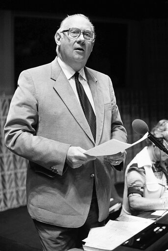 Снимка 20: The MEP Michel PONIATOWSKI during a session in the hemicycle of Strasbourg in June 1982.