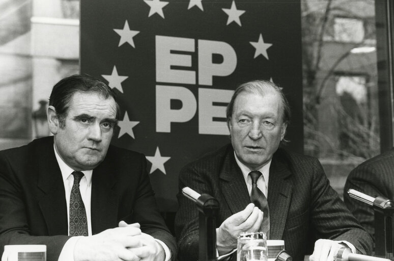 Foto 1: Gene FITZGERALD and Charles HAUGHEY, Irish Prime Minister, gives a news conference in 1983.