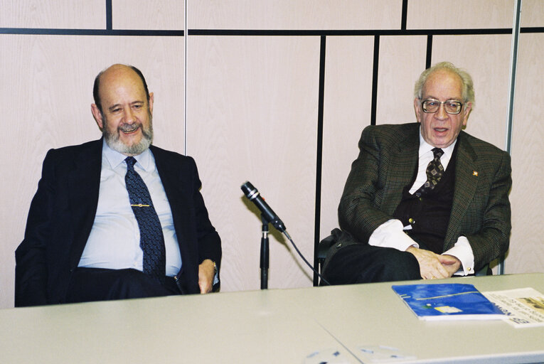 Foto 1: EP President and MEP Carlos ROBLES PIQUER meet with a visitors group in Strasbourg