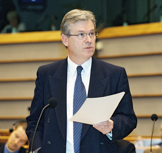 Valokuva 1: Report of Stephen HUGHES about working time in the maritime sector during the plenary session of the 3rd of November 1999 at the European Parliament hemicycle of Brussels.