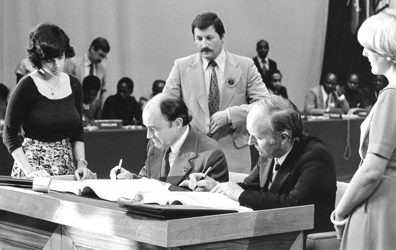 CHEYSSON Claude and HILLERY Patrick at the signature of the new CEE/ACP convention in Lome on the 31st of October 1979