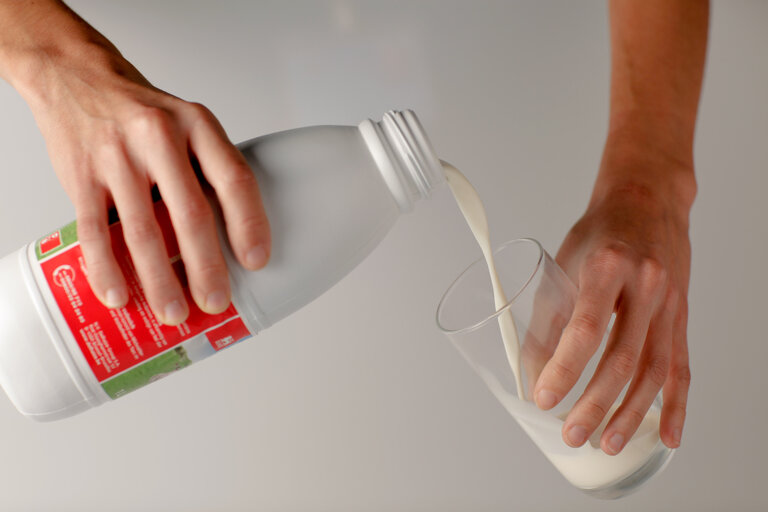 Fotografie 16: Man pouring milk