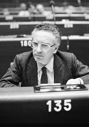 Fotografija 9: The MEP Roberto COSTANZO during a session in Strasbourg in June 1981.