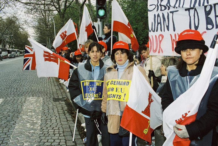 Fotó 10: Demonstration outside the EP in Strasbourg for the recognition of the Gibraltar status