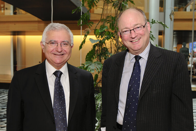 Fotó 1: John DALLI Commissioner in charge of Health and Consumer Policy meets with MEP Malcolm HARBOUR