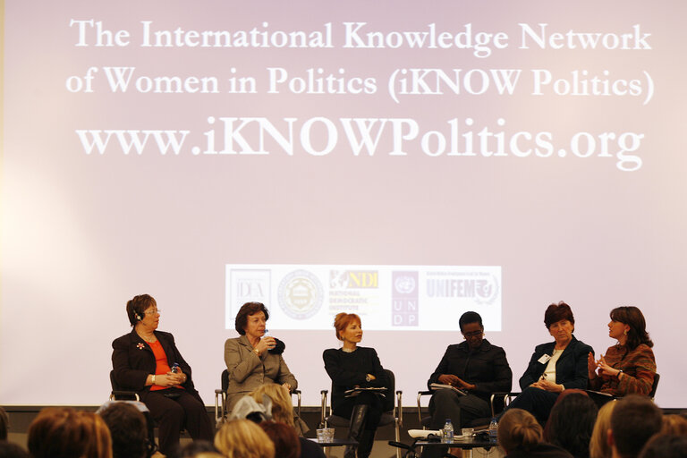 Fotografija 1: Meeting of the International Knowledge Network of Women in Politics (iKNOW Politics) with, amongst others, the Commissioner for Competition, the  Minister of Social Development, Family and Solidarity of Moroocco and the UNDP Director for Gender.