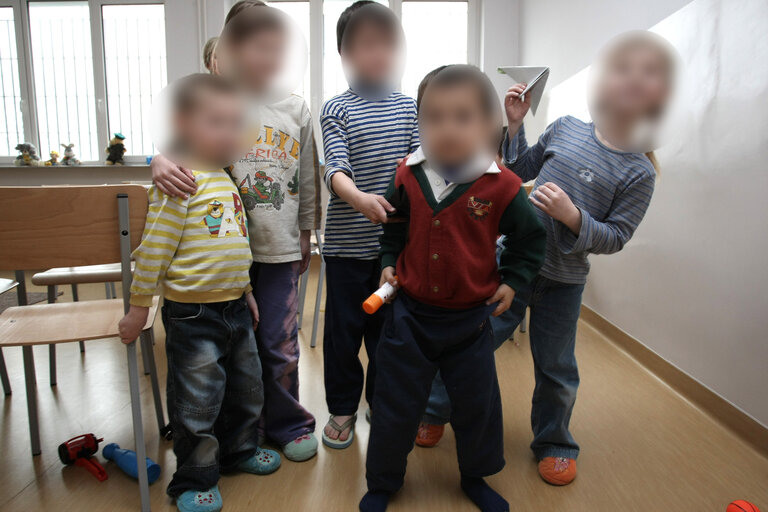 Fotografi 1: European Parliament members visit the Refugee Centre in Biala Podlaska.