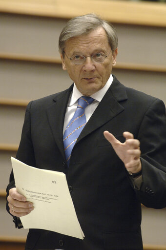 Photo 2 : Plenary session - Austrian Chancellor presents the outcome of the European Council meeting