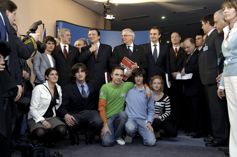 Photo 12 : Opening of an exhibition commemorating the 20th anniversary of the accession of Spain and Portugal to the EU.