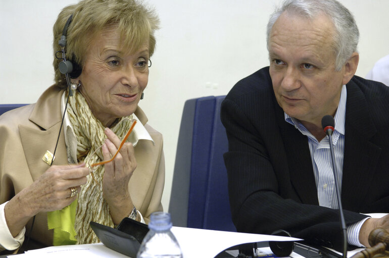 Fotografija 11: Maria Teresa Fernandez de la Vega, first Vice-President of the Spanish Government, attends a meeting in Strasbourg