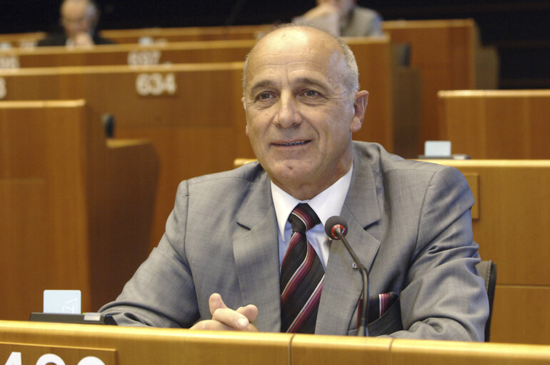 Fotografi 1: MEP Fernand LE RACHINEL attends a plenary session in Brussels