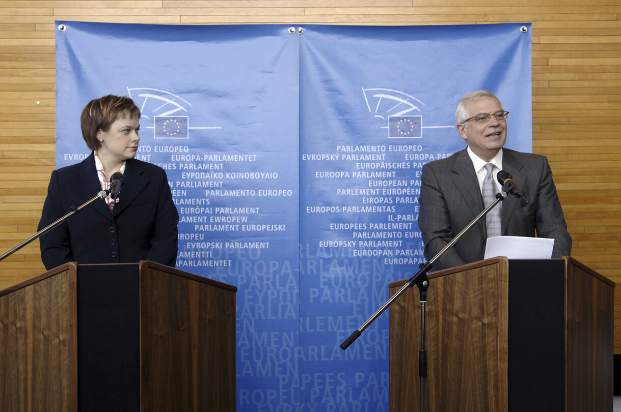 Official signature of the legislative text 'European Capital of Culture', with Finnish Minister of Culture in Strasbourg