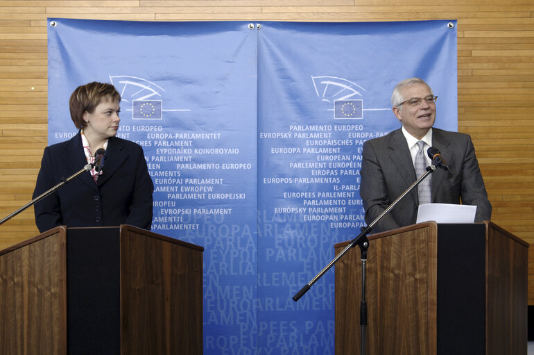 Billede 4: Official signature of the legislative text 'European Capital of Culture', with Finnish Minister of Culture in Strasbourg